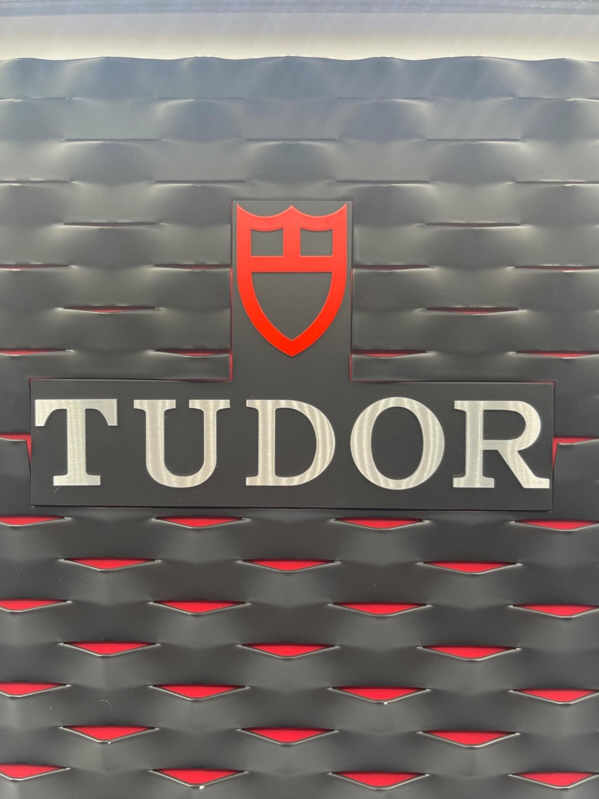 Tudor espositore vetrina dealers born to dare display