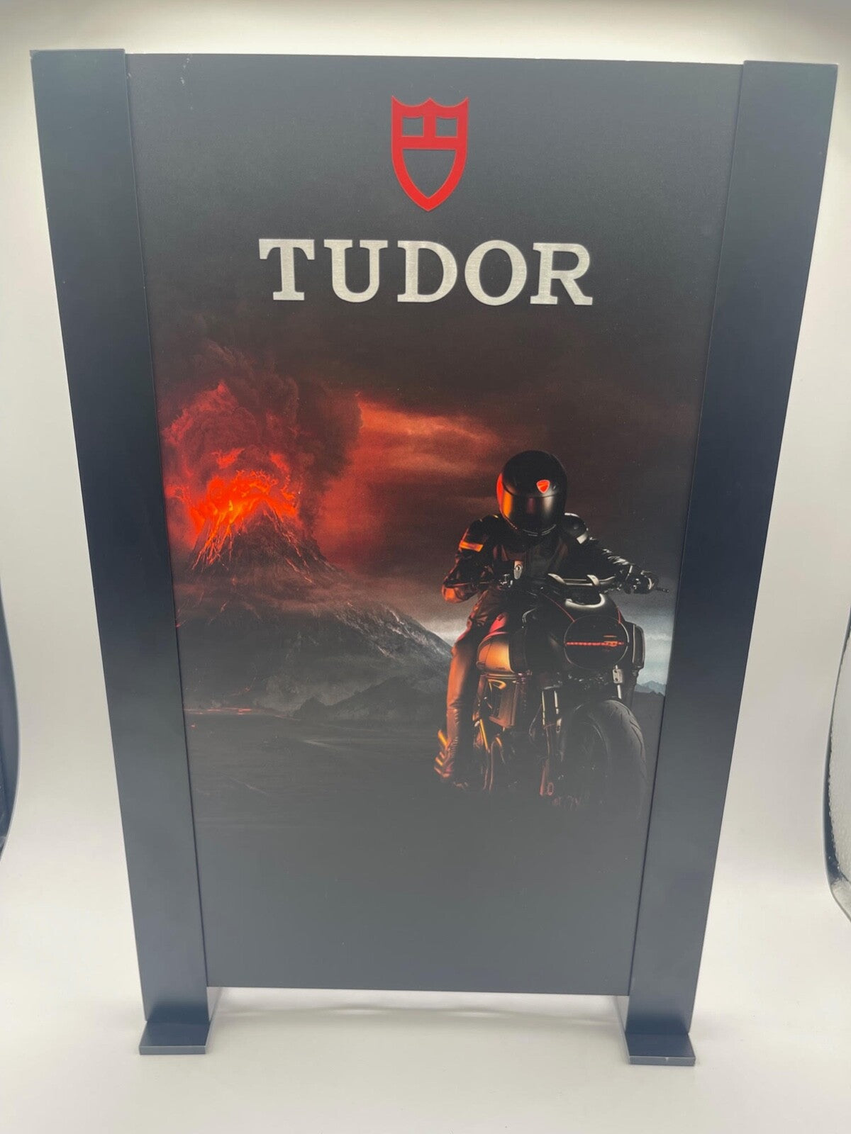 Tudor espositore vetrina dealers born to dare display