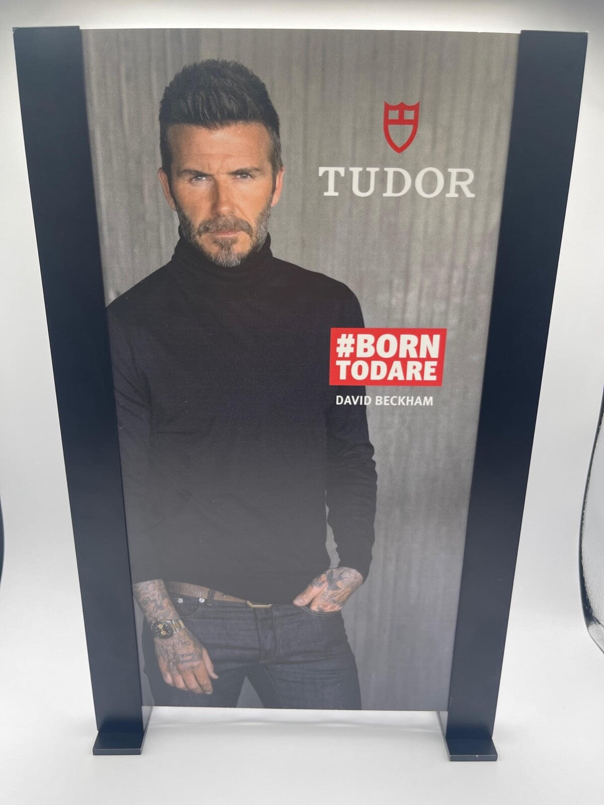 Tudor espositore vetrina dealers born to dare display