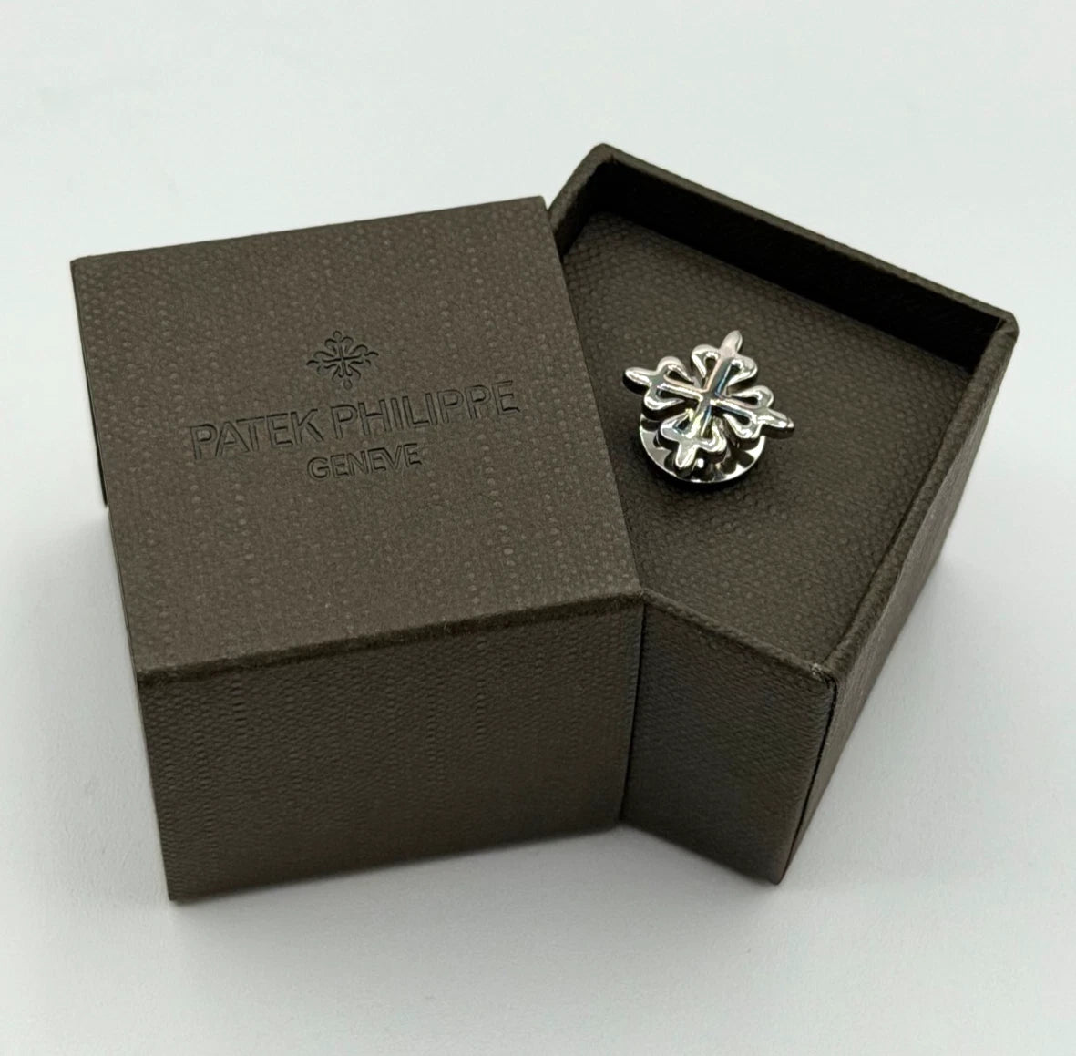 Patek Philippe spilla argento silver pin